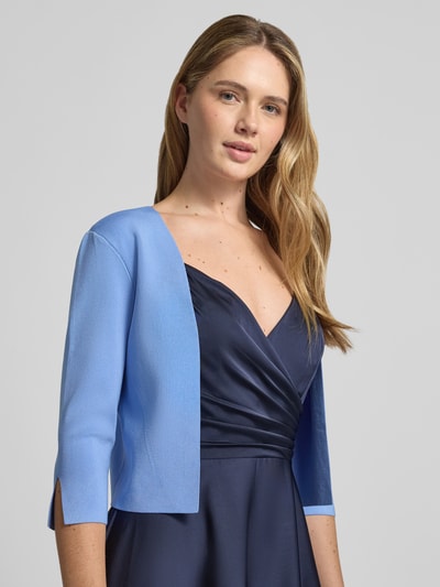 Frauenmodel trägt Bolero mit 3/4-Arm von Vera Mont in Hellblau, Viskose-Mix mit Stretch, offene Vorderseite, Nahaufnahme Oberkörper.