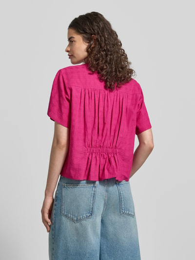 Młodzieżowy modelka nosi Boxy Fit Bluse mit Stehkragen und Knopfleiste von Jake*s Casual, intensywnie różowy, bawełna, pudełkowy krój, stójka, listwa guzikowa, długość tyłu w rozmiarze 38: 54 cm, długość rękawów w rozmiarze 38: 21 cm, stylizacje casualowe, widok całej sylwetki z tyłu