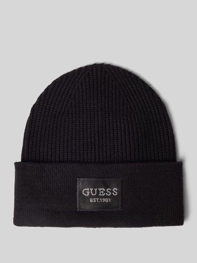 Produktfoto, schwarze Mütze aus Viskose-Mix in Strick-Optik von GUESS mit Logo-Patch und Strasssteinbesatz auf grauem Hintergrund