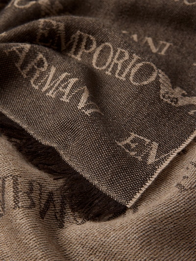Produktfoto, Schal mit Logo-Muster und Fransen von Emporio Armani in Braun- und Beigetönen, rechteckige Form, Material-Mix mit Lanawoll-Anteil, sichtbare Textur.
