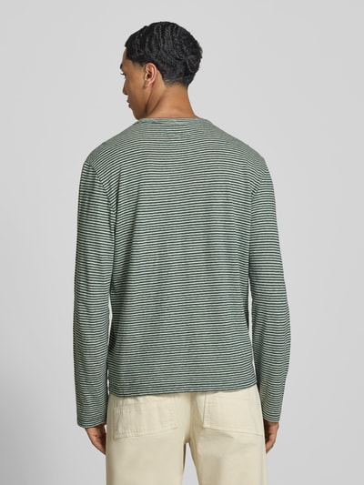 Mannenmodel draagt Regular Fit Longsleeve uit mix van katoen en linnen van Officine Générale, ronde hals, effen design, ruglengte maat M 67 cm, rugaanzicht.