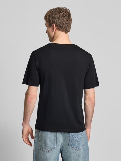 Männermodel trägt Herren T-Shirt mit Rundhalsausschnitt Modell 'HONOLULU' von Jack & Jones, Reine Baumwolle, Regular-Fit, Rückenlänge 68 cm, Ganzkörperansicht Rückansicht.