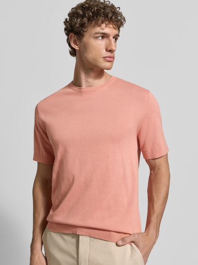Mannelijk model draagt Regular Fit T-shirt uit zuiver biologisch katoen model 'TORINO' van SELECTED HOMME, look: effen, ronde hals, korte mouw, mouwboord: geribd, materiaalverwerking: fijngebreid, kleur: lichtroze, Nahaufnahme bovenlichaam, schuin van voren.
