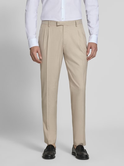 Männermodel trägt Straight Fit Hose mit Viskose-Anteil von MCNEAL in Beige mit Bügelfalten, elastischem Material und Gesäßtaschen, Ganzkörperansicht von vorne.