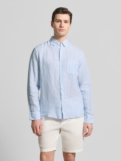 Männermodel trägt Modern Fit Freizeithemd aus reinen Leinen Modell 'Daniel' von Brax, hellblau-weiß gestreift, Button-Down-Kragen, Ganzkörperansicht von vorne.