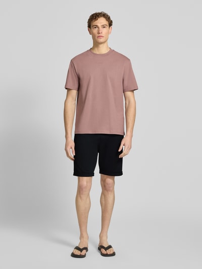 Männermodel trägt Shorts mit elastischem Bund und Gesäßtasche von MCNEAL, Material-Mix mit Viskose-Anteil, Regular-Fit, Ganzkörperansicht von vorne.