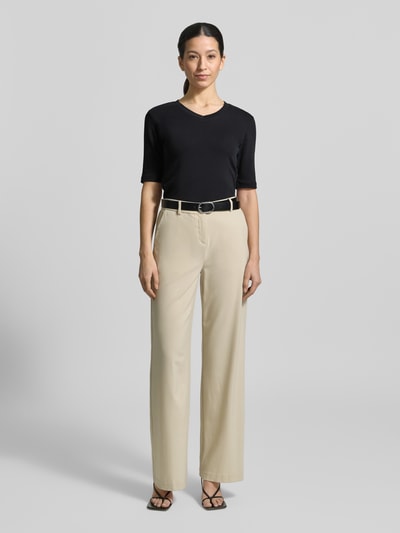 Modelka kobieca ma na sobie T-Shirt mit V-Ausschnitt von Christian Berg Woman, bawełna z domieszką elastanu, krój regular fit, czarny, półkrótki rękaw, długość tyłu w rozmiarze S: 55 cm, widok całej sylwetki z przodu