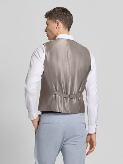 Männermodel trägt Weste mit V-Ausschnitt und Leistentaschen von Wilvorst in Beige, glatte Textur, Ganzkörperansicht Rückansicht