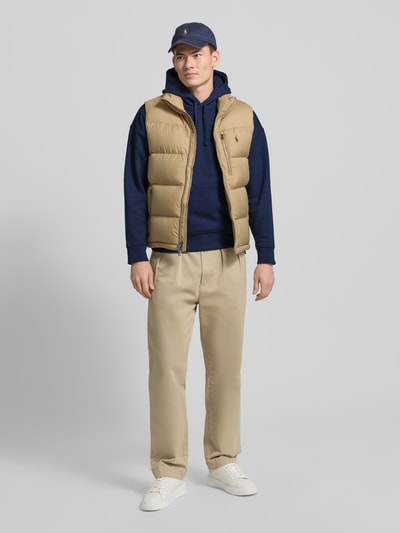 Männermodel trägt Relaxed Fit Hoodie mit Label-Stitching und Känguru-Tasche van Polo Ralph Lauren, donkerblauw, katoenmix, Ganzkörperansicht von vorne.