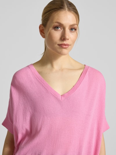 Frauenmodel trägt Strickshirt aus Baumwoll-Leinen-Mix mit V-Ausschnitt von Milano Italy in Rosa, Relaxed Fit, 1/2-Arm, Nahaufnahme Oberkörper.