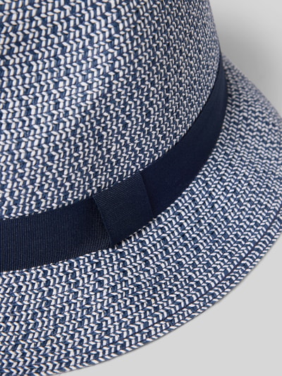 Produktfoto, kapelusz z papieru model 'TRILBY' z fakturowanym wzorem i opaską w kontrastowym kolorze od Müller Headwear.