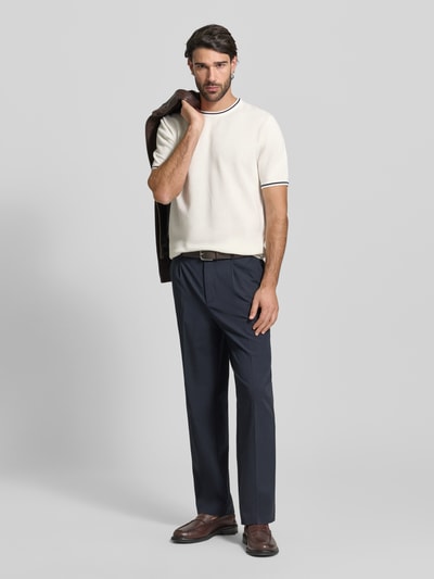 Männermodel trägt Regular Fit T-Shirt in Strick-Optik von Christian Berg Men in Creme mit elastischen Abschlüssen, Ganzkörperansicht von vorne.