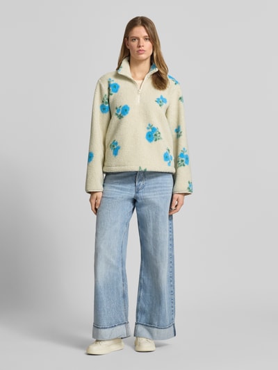 Frauenmodel trägt Regular Fit Pullover mit Stehkragen Modell 'Vera' von JJXX aus Teddyfell mit Reißverschluss, florales Muster, Ganzkörperansicht von vorne.