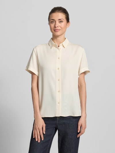 Modelka nosi Regular Fit Hemdbluse mit 1/2-Arm von Jake*s Casual, mieszanka wiskozy, kołnierzyk typu kent, listwa guzikowa, krój regular fit, długość tyłu w rozmiarze 36: 62 cm, długość rękawów w rozmiarze 36: 21 cm, jasny kolor, gładka faktura, widok całej sylwetki z przodu
