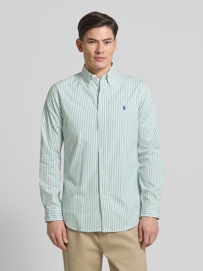 Männermodel trägt Custom Fit Freizeithemd mit Button-Down-Kragen von Polo Ralph Lauren, grün-weiß gestreift, reine Baumwolle, Knopfleiste, Label-Stitching, Ganzkörperansicht von vorne. Rückenlänge bei Größe M: 84 cm, Schulterbreite: 44 cm, Ärmellänge: 65 cm.