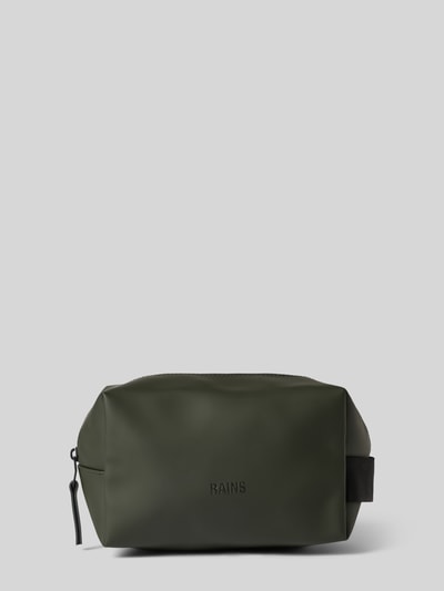 Produktfoto, Wash Bag mit Logo-Detail von Rains in Olivgrün, rechteckige Form, glatte Oberfläche, Reißverschluss und Trageriemen, Hauptfach mit Steckfach innen, Maße 20x14x11 cm, Schulterriemen 14 cm, neutraler Hintergrund.
