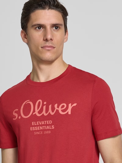 s.Oliver RED LABEL Regular Fit T-Shirt aus reiner Baumwolle mit großem Label Print Rot 3