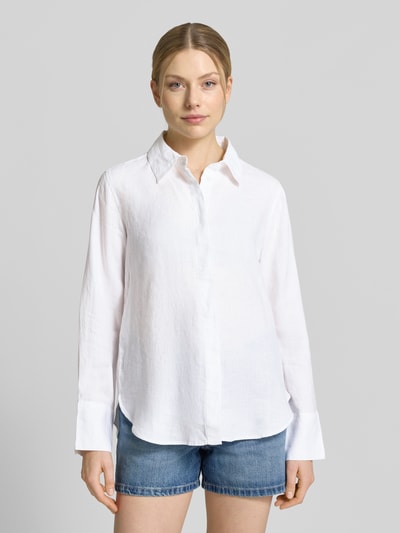 Frauenmodel trägt Regular Fit Leinenbluse mit verdeckter Knopfleiste von Mango, reine Leinen, Damen, Modell SAMARA, Ganzkörperansicht von vorne