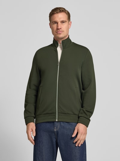 Männermodel trägt Sweatjacke mit Stehkragen und Eingrifftaschen von PAUL SMITH, Baumwoll-Mix mit Modal-Anteil, Regular-Fit, Ganzkörperansicht von vorne.