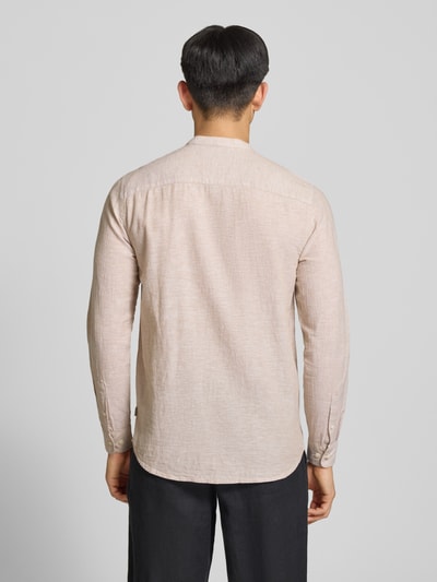Männermodel trägt Slim Fit Freizeithemd aus Baumwoll-Leinen-Mix Modell 'CAIDEN' von Only & Sons, Optik: Unifarben, Rückenpasse, Ganzkörperansicht Rückansicht.