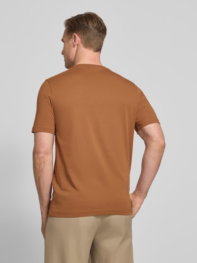 Männermodel trägt T-Shirt mit Label-Detail von bugatti in Braun, reine Baumwolle, gerader Schnitt, Rückansicht Ganzkörperansicht.
