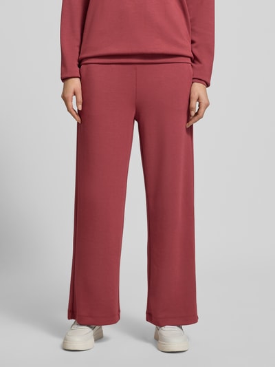 Vrouwenmodel draagt Sweatpants met elastische tailleband model 'Banu' van Soyaconcept, los model, Franse steekzakken, close-up vooraanzicht.