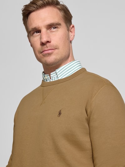 Männermodel trägt Regular Fit Sweatshirt aus Baumwoll-Mix von Polo Ralph Lauren, Optik: Unifarben, Logo-Detail, Nahaufnahme Oberkörper.