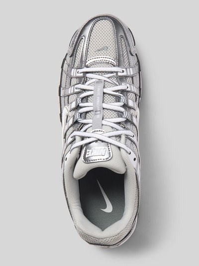 Productfoto, Sneaker met labelpatch van Nike, dames sneakers met afgeronde punt, vetersluiting, profielzool, logodetail, maat 41 hakhoogte 3 cm, schachthoogte 8 cm, schachtbreedte 8 cm, zilvergrijs met witte accenten, mesh en gladde texturen