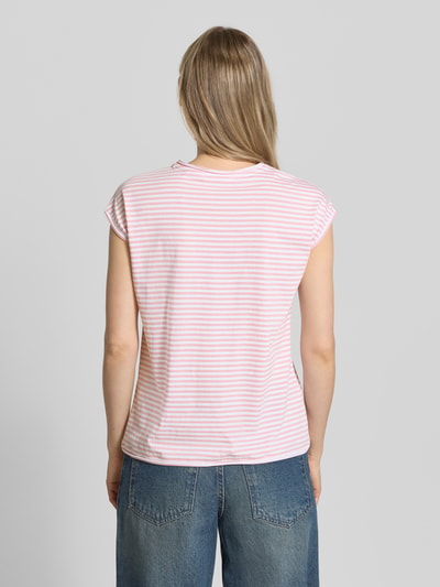 Frauenmodel trägt T-Shirt mit Rundhalsausschnitt von Christian Berg Woman in Rosa-Weiß, Reine Baumwolle, Regular-Fit, Rollsaum, Rückenlänge 55 cm, Ganzkörperansicht Rückansicht.
