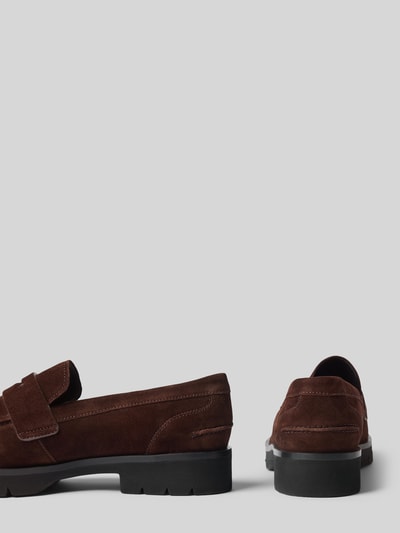 Produktfoto, Loafers aus Velours mit profilierter Sohle von Högl, brązowy welur, zaokrąglony czubek, zakładana przez głowę, profilowana podeszwa, naturalna skóra, wysokość obcasa: 3 cm, wysokość cholewki: 6 cm, szerokość w rozmiarze 39: 12 cm.