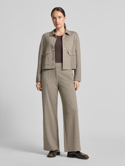 Frauenmodel trägt Weite Hose mit Viskose-Anteil von s.Oliver BLACK LABEL in Beige, gerade Form, glatte Textur, Ganzkörperansicht von vorne. Damen Weite Hose von s.Oliver BLACK LABEL.