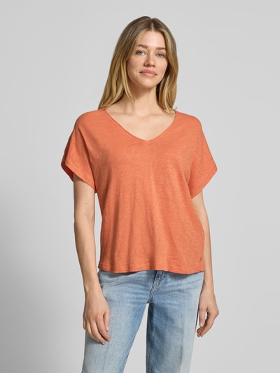 Vrouwenmodel draagt Regular Fit T-shirt uit puur katoen van Marc O'Polo, melangelook, labelpatch, V-hals, korte mouw, jersey. Ganzlichaamsaanzicht van voren.