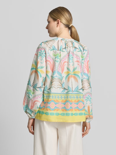 Frauenmodel trägt Relaxed Fit Bluse mit Schlüssellochausschnitt von Emily Van den Bergh aus Reine Baumwolle, Floraler-Print, Langarm, Ganzkörperansicht Rückansicht. Rückenlänge bei Größe 36: 65 cm, Ärmellänge bei Größe 36: 60 cm.