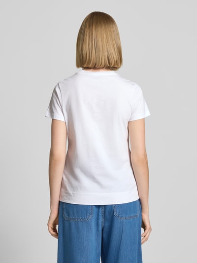 Frauenmodel trägt T-Shirt mit Rundhalsausschnitt und Motiv-Stitching von JOOP!, Reine Baumwolle, Gerader-Schnitt, Ganzkörperansicht Rückansicht.