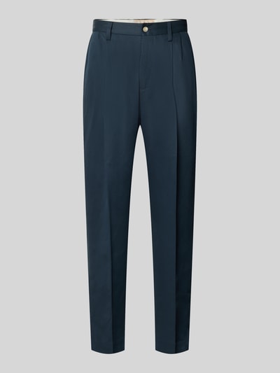 Produktfoto, Bundfaltenhose mit Gesäßtaschen von BLKVIS in Dunkelblau, Regular-Fit, mit Knopf- und Reißverschluss, Eingrifftaschen, Bundweite bei Größe 32: 36 cm, Innenbeinlänge bei Größe 32: 69 cm, glatte Stoffstruktur, dezente Bundfalten, klassische Form.