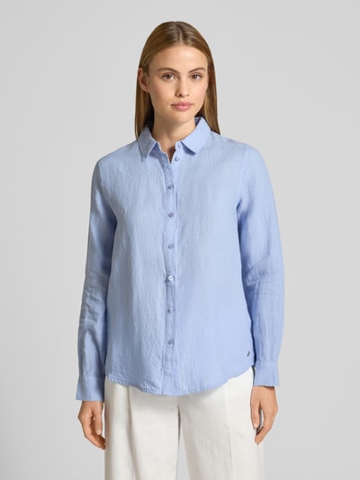 Modelka nosi Leinenbluse mit Label-Detail und Hemdblusenkragen von Fynch-Hatton, jasnoniebieski len, krój regular fit, zaokrąglony dół, widok całej sylwetki z przodu.