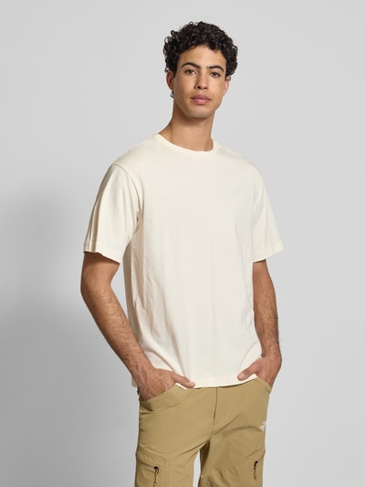 Männermodel trägt T-Shirt mit Label-Print von The North Face aus reiner Baumwolle, Regular-Fit, gerippter Rundhalsausschnitt, Ganzkörperansicht von vorne.
