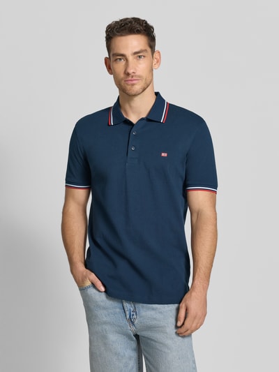 Männermodel trägt Regular Fit Poloshirt mit Kontraststreifen von Christian Berg Men aus Reine Baumwolle, Knopfleiste, Rückenlänge 71 cm, Ganzkörperansicht von vorne.