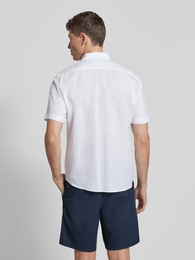 Männermodel trägt Slim Fit Freizeithemd aus Leinen-Mix von Jake*s, mieszanka bawełny i lnu, krój slim fit, koszula casualowa, kołnierzyk typu kent, listwa guzikowa, krótkie rękawy, długość tyłu w rozmiarze M 73 cm, szerokość ramion w rozmiarze M 47 cm, długość rękawów w rozmiarze M 26 cm, kolor biały, tekstura lekko widoczna, gładka. Ganzkörperansicht Rückansicht.