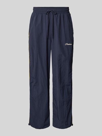 Produktfoto, dunkelblaue Trackpants mit Label-Stitching Modell 'SLIPSTREAM' von PROHIBITED, Relaxed Fit, gelbe Details, strukturierte Oberfläche