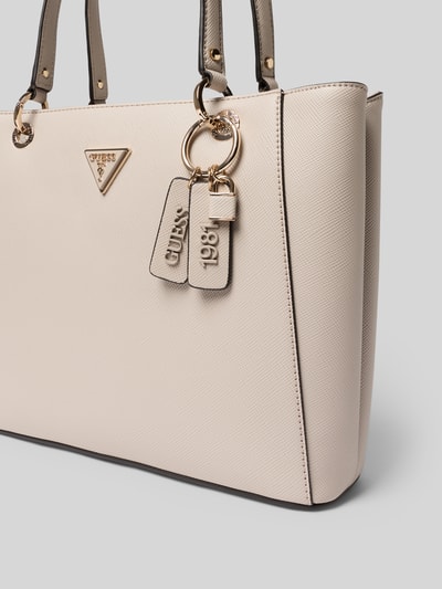 Produktfoto, beige strukturierte Oberfläche, goldfarbene Details, schmale Schulterriemen, Handtasche mit Logo-Detail Modell 'NOELLE' von GUESS, Hauptfach mit Reißverschluss, 40x27x10 cm, Länge Schulterriemen 62 cm