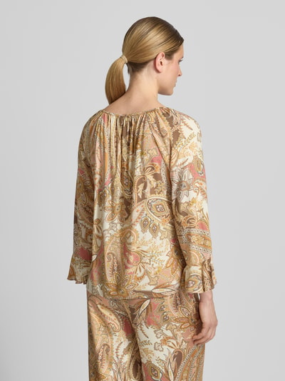 Frauenmodel trägt Regular Fit Bluse aus Viskose mit Paisley-Muster von monari im Allover-Look, Beige-Braun-Töne, Rückenansicht, Ganzkörperansicht Rückansicht.