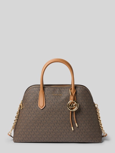 Produktfoto, Handtasche mit Logo-Muster Modell 'FREDDIE' von MICHAEL Michael Kors in Braun mit Label-Applikation, goldener Kette und Tragehenkel. Breite 40 cm, Länge 28 cm, Tiefe 15 cm, Hauptfach mit Reißverschluss, Länge Schulterriemen 102 cm.