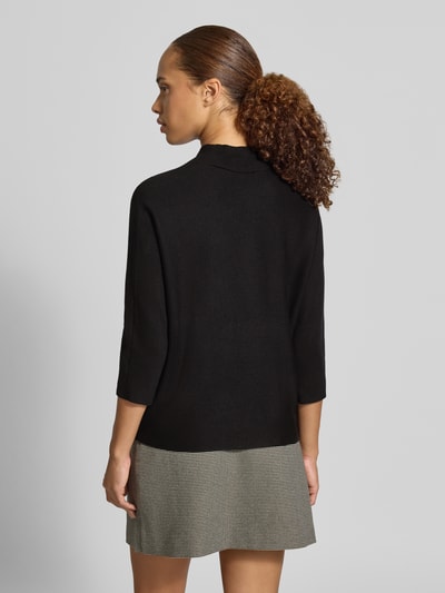 Vrouwenmodel draagt Regular Fit Sweatshirt uit Viscosemix van comma, tricotlook, opstaande kraag, 1/2-mouwen, ruglengte 51 cm, mouwlengte 38 cm, Ganzkörperansicht Rückansicht.