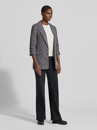 Frauenmodel trägt Regular Fit Longblazer mit Viskose-Anteil Modell 'FRIDA' von VERO MODA in Grau mit Struktur, Ganzkörperansicht von vorne. Damen Longblazer.