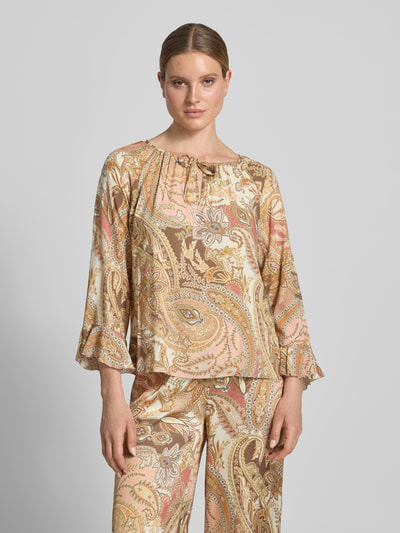 Frauenmodel trägt Regular Fit Bluse aus Viskose mit Paisley-Muster von monari, Allover-Look, Rundhalsausschnitt, Schnürung, Ganzkörperansicht von vorne.