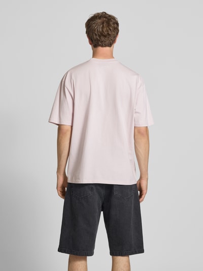 Männermodel trägt Oversized T-Shirt mit Label-Stitching von Pegador in zartem Rosa aus Baumwoll-Mix mit Rundhalsausschnitt, Rückenlänge bei Größe M 70 cm, Herren T-Shirt, oversized, Ganzkörperansicht Rückansicht.