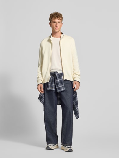 Männermodel trägt Strickjacke mit Reißverschluss Modell 'FREDERIKSBERG' von JACK & JONES, Baumwoll-Mix, Regular Fit, Ganzkörperansicht von vorne