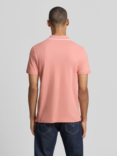 Männermodel trägt Modern Fit poloshirt mit logostitching von Christian Berg Men uit puur katoen met polokraag, ruglengte maat M 71 cm, ganzlichaamsaanzicht achteraan