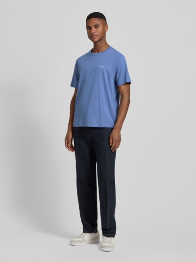 Männermodel trägt Regular Fit T-Shirt aus reiner Baumwolle Modell 'CONNOR' von Pepe Jeans, Optik: Unifarben, Ganzkörperansicht von vorne.